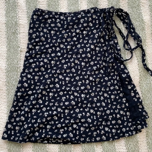 Brandy Melville Navy Floral Wrap Skirt - Picture 2 of 3